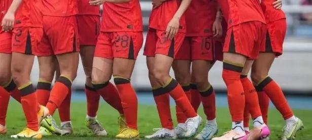 铿锵玫瑰！女足队员斗志昂扬