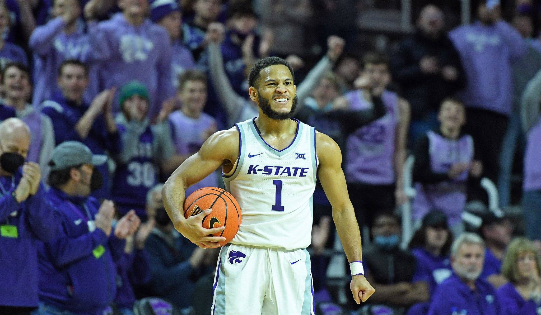 后卫中场实力黑马，霸气夺权豪取胜利的简单介绍