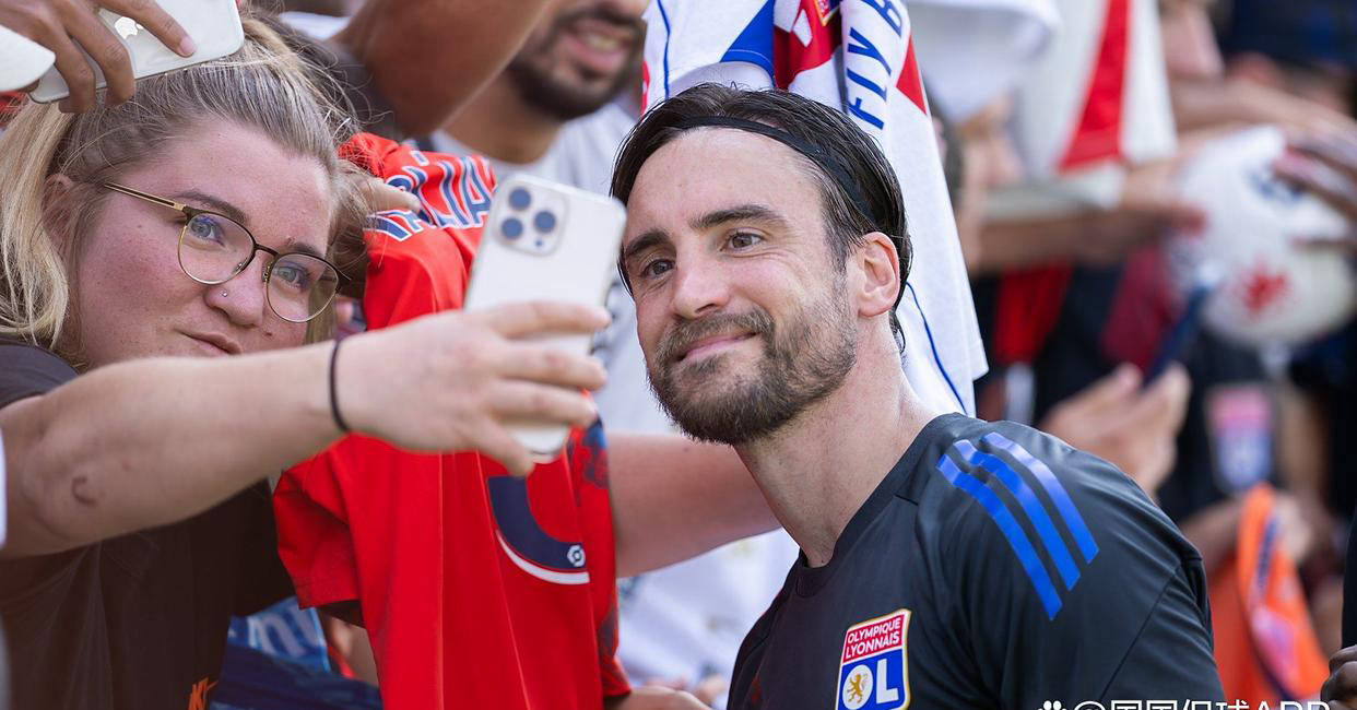 冠军联赛:马赛对战里昂展开激烈较量 冠军联赛:马赛对战里昂展开激烈较量