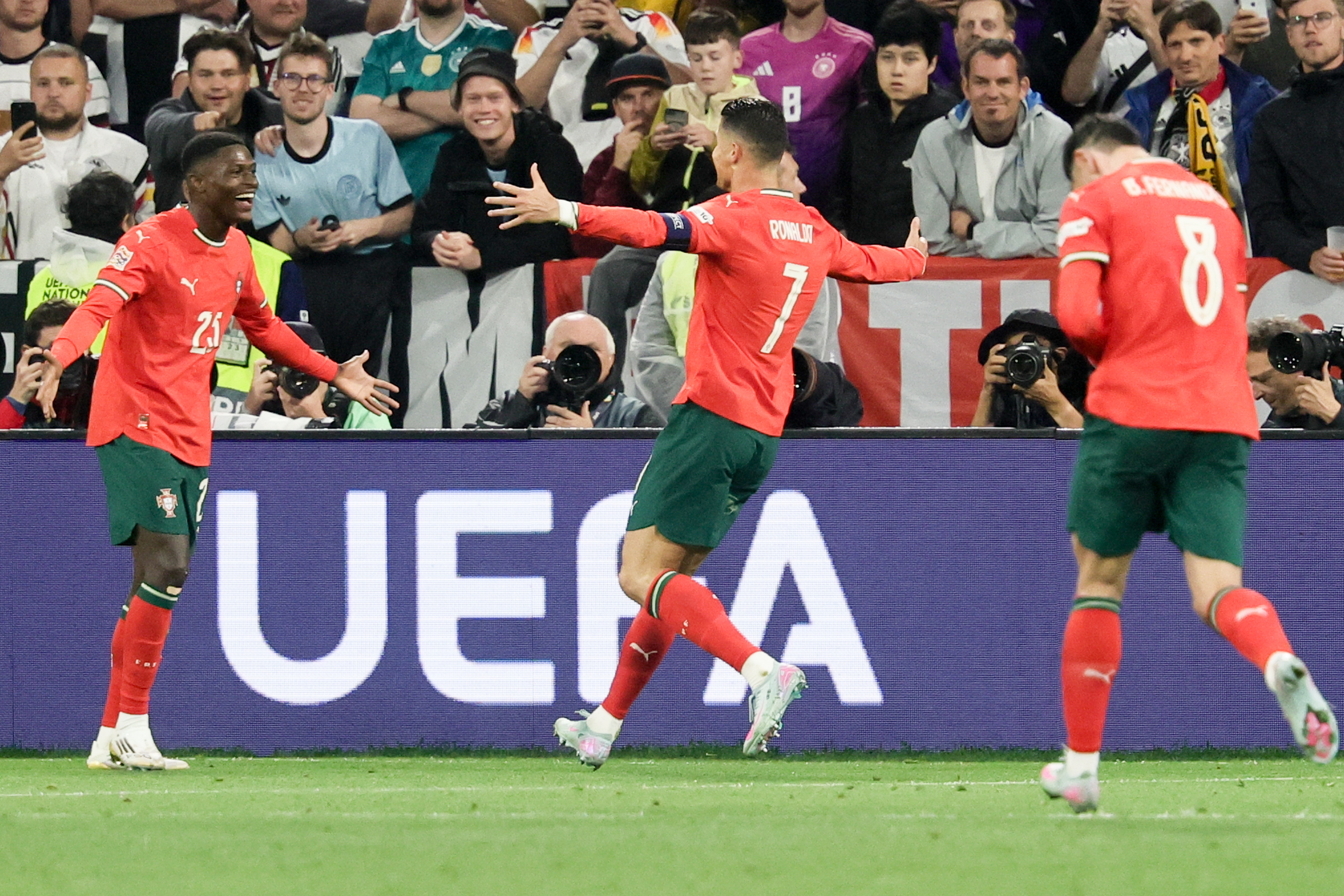 葡萄牙队锁定欧洲杯正赛席位 葡萄牙队锁定欧洲杯正赛席位