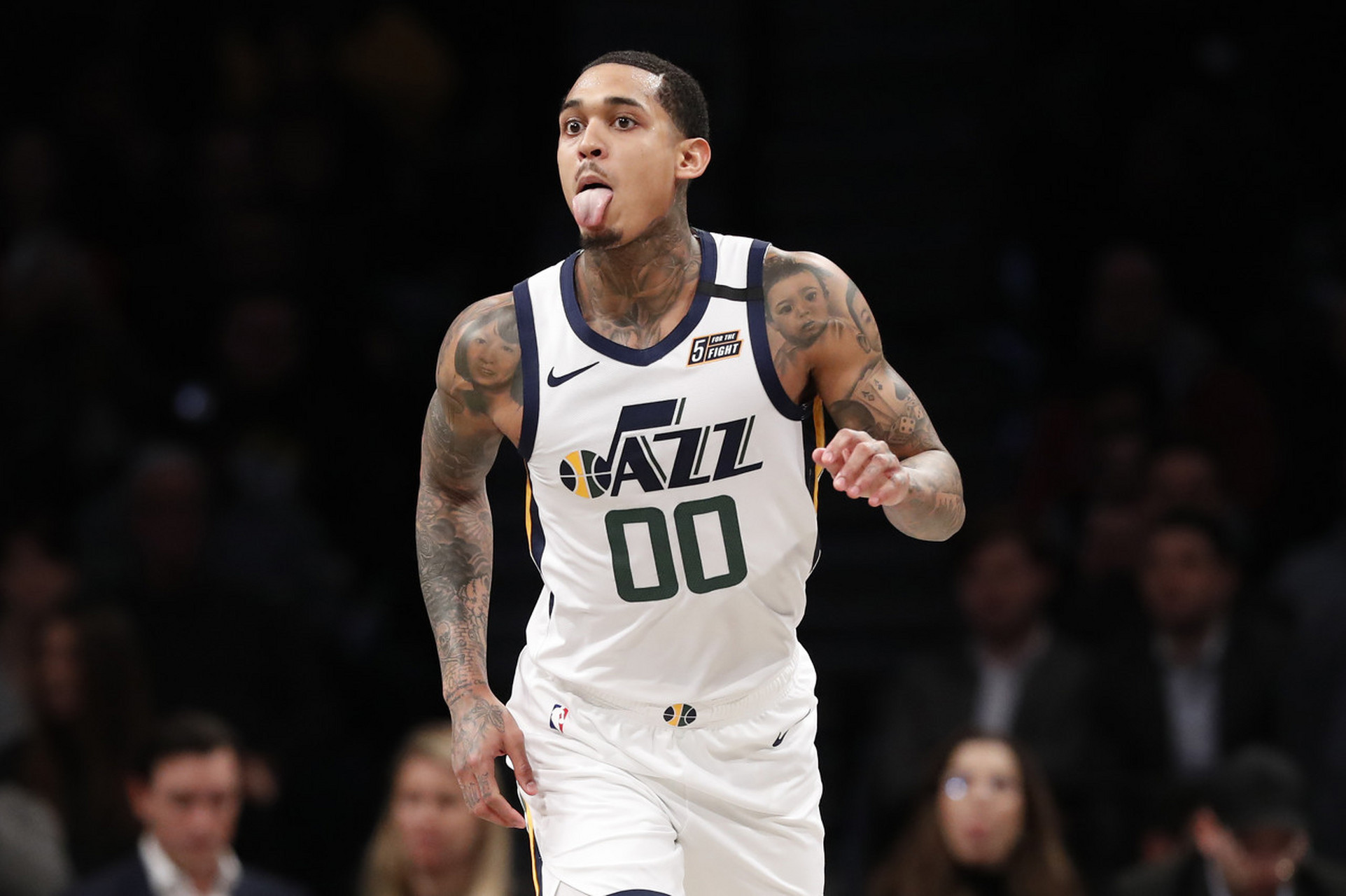 爵士队主教练赞扬球员拼搏精神,赢得掌声 爵士队主教练赞扬球员拼搏精神,赢得掌声