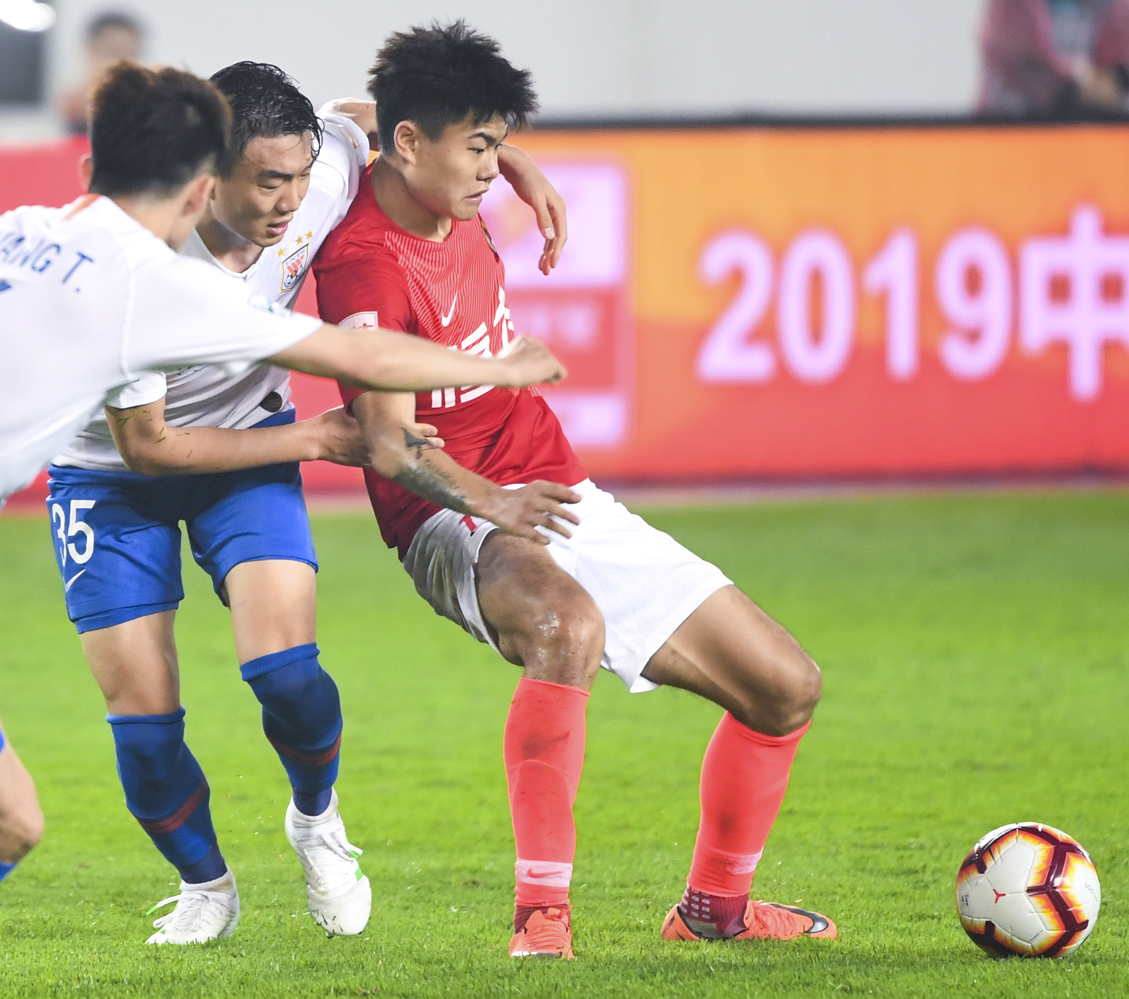 广州恒大被鲁能击败,遭遇失利 广州恒大被鲁能击败,遭遇失利