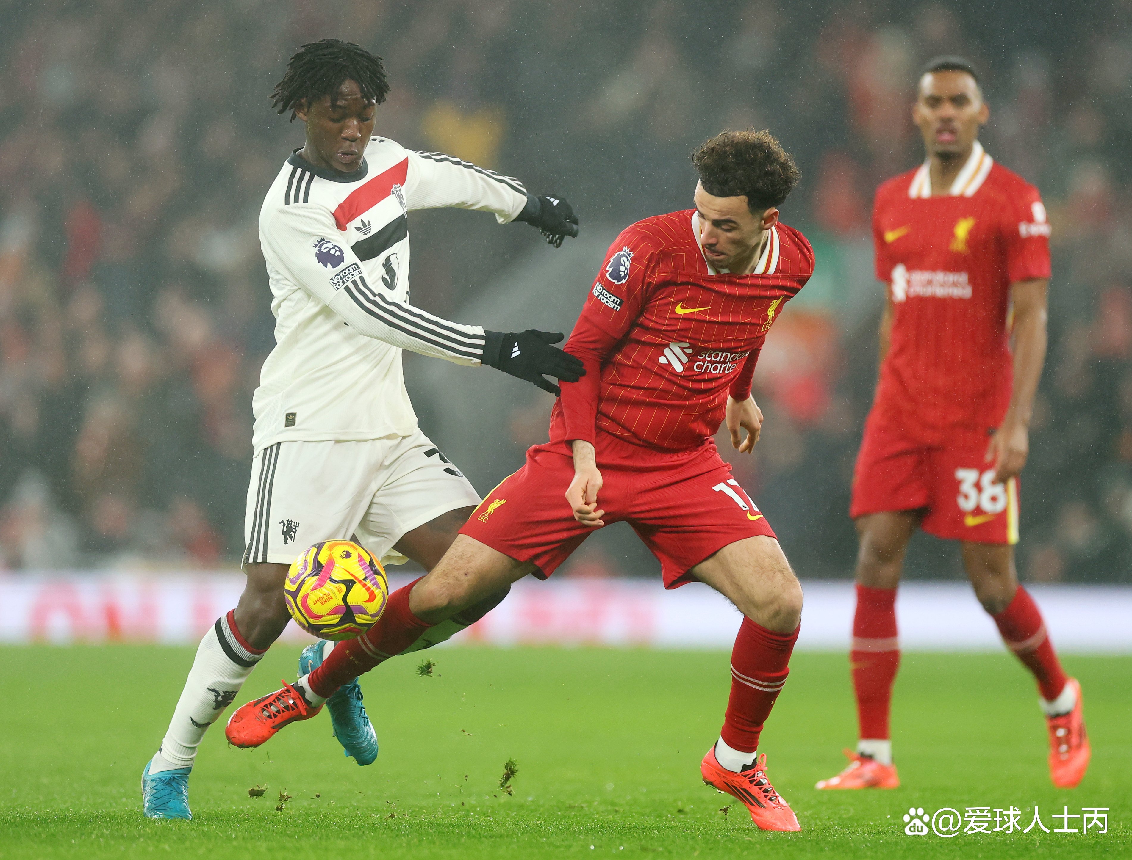 关于利物浦主场绝杀曼联，争夺英超霸主位置的信息