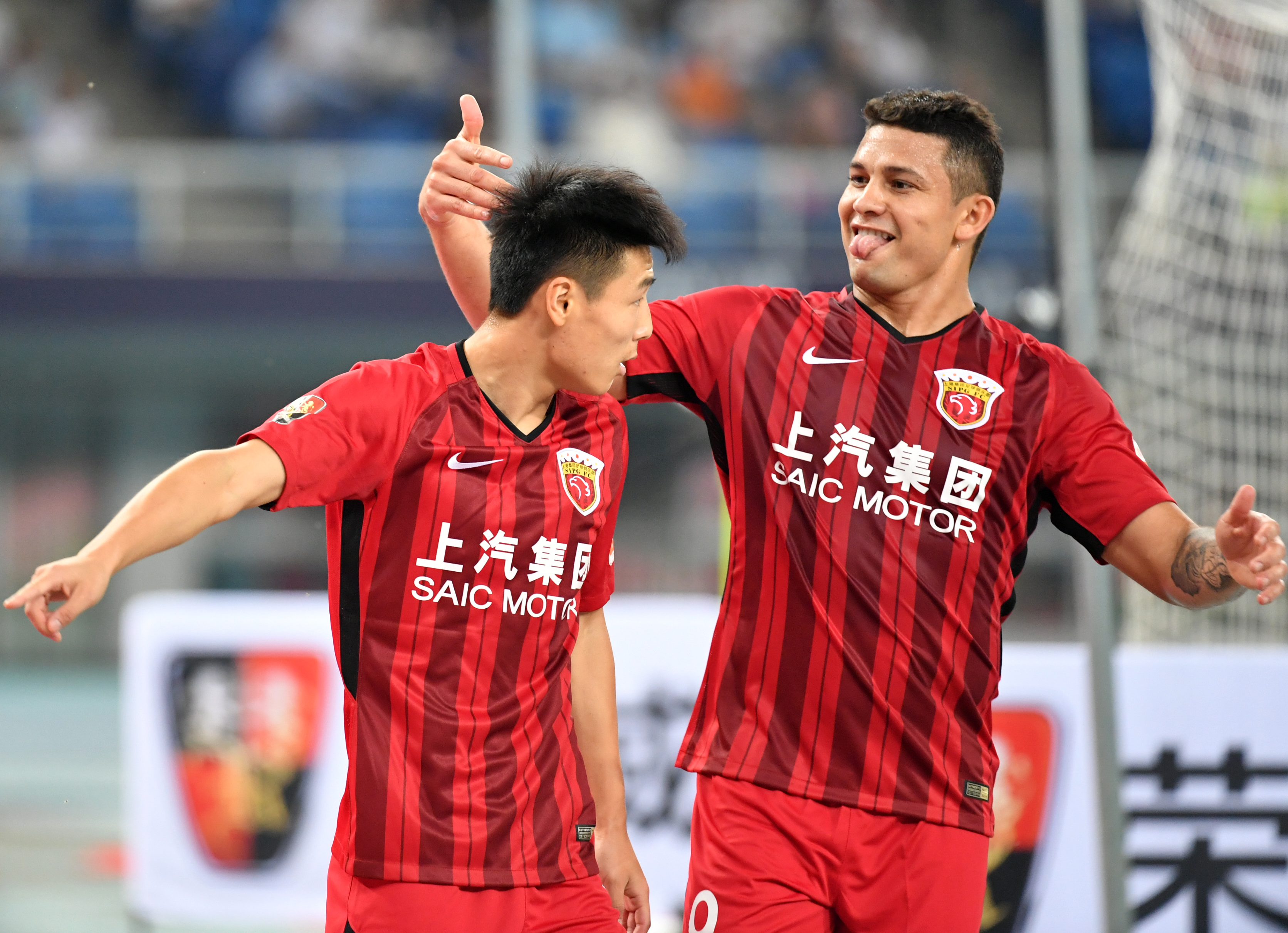 上海上港队员气势如虹，大获全胜